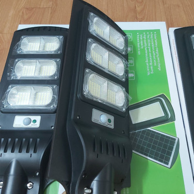 Đèn năng lượng mặt trời 180W, 240w có remote sáng liên tục chuyên công trình đèn đường, sân vườn, trụ cổng.