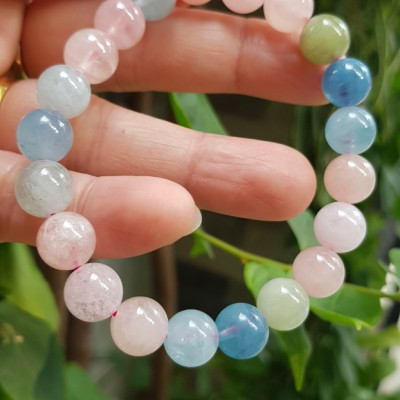 Chiếc Vòng Beryl đa sắc màu tự nhiên hạt size 9mm màu sáng bóng thiệt đẹp rẻ ạ