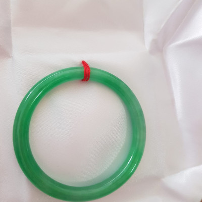 Vòng cẩm thạch Lý T 54mm x Dầy 7mm Màu Xanh lá tươi bóng mảnh khảnh đẹp hợp Nữ mệnh Mộc Hỏa 53kg - 62kg đeo ạ