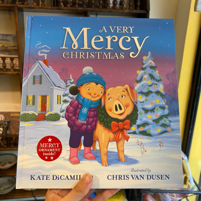 Sách - A Very Mercy Christmas by Kate DiCamillo | Children