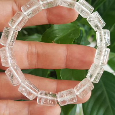 Vòng tay đá thạch anh trắng trong khúc mới đẹp size hạt 8mm x dài 11mm Chất liệu đá thạch anh trắng tự nhiên Rất hợp nữ mệnh kim mệnh Thủy các anh nam thích đeo vòng tay hạt size nhỏ thì đây ạ