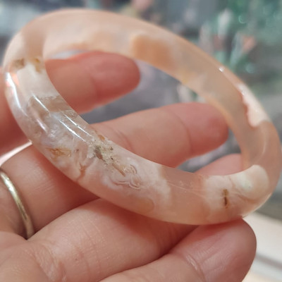 Vòng tay Nữ Bản Hẹ Mới Đá Mã Não Bông Tuyết Hồng nhẹ trắng trong bóng quá đẹp luôn ạ Vòng Ni 53mm  x Cao 11mm x dầy 7mm Nữ Cân nặng 52kg - 55kg đeo xinh tay đẹp lắm ạ