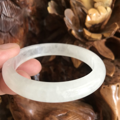 Vòng Thạch Anh Trắng Tự Nhiên Bản Hẹ Mới đẹp Ni 52mm Cao 10mm Dầy 7mm Màu trắng trong bóng đẹp Nữ mệnh Kim mệnh Thủy tay nhỏ đeo 45kg - 52 kg ạ