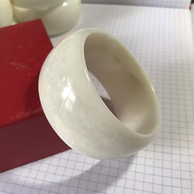 Vòng tay đá tự nhiên màu trắng sứ của việt nam bản cao 3cm cho người mệnh Thủy và Kim ( nhiều size)