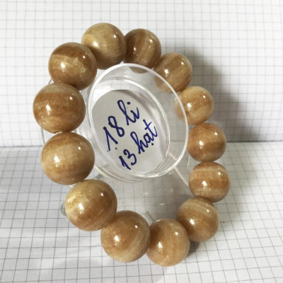 Vòng ngọc màu vàng cho người mệnh Kim và Thổ đường kính hột là 19 cm