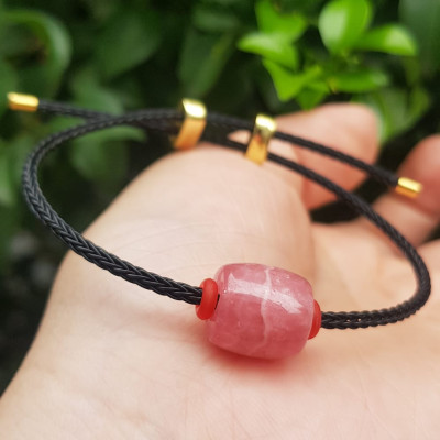 Vòng tay Charm Đá Đào Hoa hồng tươi tự nhiên bóng đẹp phối dây đen may mắn có khoen chỉnh theo tay lớn nhỏ được Nữ mệnh hỏa, mệnh thổ đeo xinh tay may mắn tài lộc tốt công việc ạ