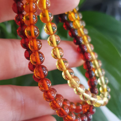 Vòng Hổ Phách tự nhiên đeo quấn tay kiểu 3 vòng Size hạt 5mm 3 màu tam hợp màu vàng anh cam đỏ đậm phối tay các Chị Em Nữ lên tay đeo rất xinh ạ