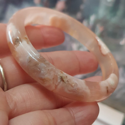 Vòng tay Nữ Bản Hẹ Mới Đá Mã Não Bông Tuyết Hồng nhẹ trắng trong bóng quá đẹp luôn ạ Vòng Ni 53mm  x Cao 11mm x dầy 7mm Nữ Cân nặng 52kg - 55kg đeo xinh tay đẹp lắm ạ