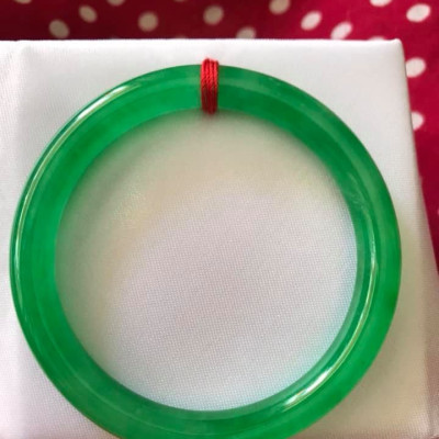 CHIẾC VÒNG TAY PHONG THỦY ĐÁ CẨM THẠCH LÝ ĐẸP K 54MM x DẦY 8MM  MÀU XANH LÁ ĐỀU BÓNG ĐẸP NỮ MỆNH HỎA MỘC  NỮ CÂN NẶNG 53kg đến 64kg Đeo Đẹp Tay ạ