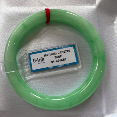 Vòng Cẩm Thạch Tự Nhiên Kiểm Định P Lab No 296657 Vip Sịn Ni 52mm x Chột 8mm Màu Xanh Lý Trắng nhẹ đều bóng mượt các Chị tay lên tay đẹp xuất sắc sịn sang xinh lắm nữ 50kg - 56kg đeo ạ