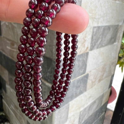 Vòng Tay Chuỗi Nữ Đá Garnet Đỏ Rượu quấn 3 vòng size hạt 4mm các Chị Em Phụ Nữ đeo lên tay xinh đẹp may mắn ạ