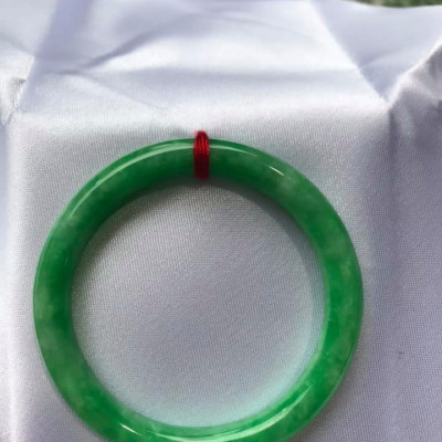 Vòng Tay Đá Cẩm Thạch Đậu Đẹp size 48mm x dầy 7mm Màu Xanh Lá Đậu Bóng Rất Là Đẹp Nữ tay nhỏ Nữ mệnh mộc hỏa thủy 35kg - 49kg đeo ạ