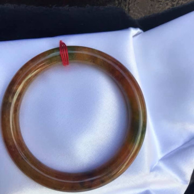 CHIẾC VÒNG TRÒN ĐÁ MÃ NÃO T QUÝ 52  MÀU TỨ QUÝ MÀU ĐẬM ĐỎ VÀNG NÂU XẬM  NỮ Trên 50kg đến 58kg ĐEO