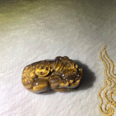 TỲ HƯU VÀNG NÂU ĐÁ TỰ NHIÊN DÀI 33mm NGANG 19mm Dầy 12mm PHỐI VÒNG TAY NAM 14ly TRỞ LÊN ĐEO ĐẸP