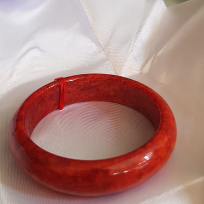 Vòng Cẩm Thạch mới Bản Hẹ Đỏ 56mm x cao 15mm x dầy 7,5mm màu đỏ bông bông đều đậm đẹp nữ mệnh hỏa mệnh thổ 54kg - 65kg đeo hợp ạ