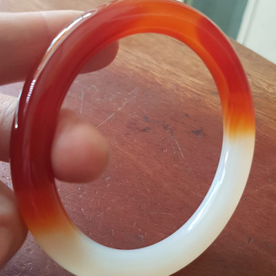 Vòng tay đá mã não rẻ đẹp Đỏ đậm đẹp 1 bên trắng 1 bên Vòng Ni 60mm x chột to 10mm Nữ 60kg - 75kg đeo rất xinh tay ạ