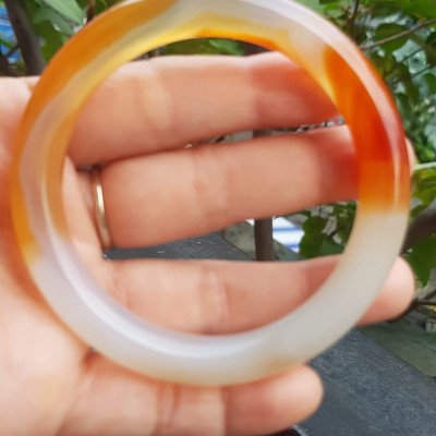 Vòng tay Nữ đá mã não đỏ cam trắng Ni 56mm x chột to 9mm Màu trắng đỏ cam nhẹ 1 bên vân nhẹ nhàng đẹp ạ Nữ 55kg - 63kg đeo xinh tay đẹp ạ