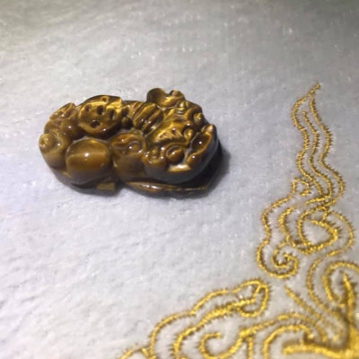 TỲ HƯU VÀNG NÂU ĐÁ TỰ NHIÊN DÀI 33mm NGANG 19mm Dầy 12mm PHỐI VÒNG TAY NAM 14ly TRỞ LÊN ĐEO ĐẸP