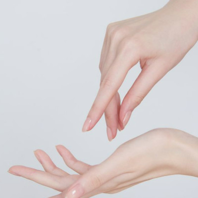 Kem Dưỡng Ẩm Da Tay Chiết Xuất Dầu Ngựa Và Ý Dĩ Hatomugi Hand Cream (Tuýp 60 G)