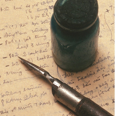 Kỉ Niệm 70 Năm Chiến Thắng Điện Biên Phủ - Kí Hoạ Trong Chiến Hào - Nhật Kí Chiến Tranh Của Một Người Lính Trẻ Trong Chiến Dịch Điện Biên Phủ - Bìa Cứng