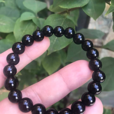 Chiếc Vòng tay đá mã não đen 8mm 22 hạt vô cung tốt ạ Màu đen Chuẩn hợp phong thủy Nữ mệnh thủy mộc Màu đen nhẹ nhàng may mắn hợp phong thủy tốt cho công việc tài lộc cho gia chủ rẻ lắm mà đẹp nhe chị em ơi