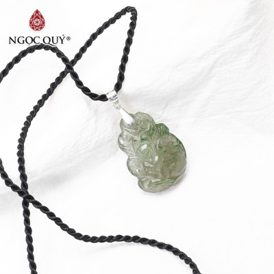 Mặt dây chuyền nữ hoàng hồ ly đá thạch anh tóc xanh rêu 27.5x20x8mm mệnh hỏa, mộc - Ngọc Quý Gemstones