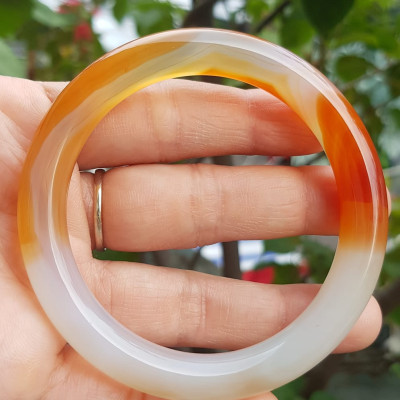 Vòng tay Nữ đá mã não đỏ cam trắng Ni 56mm x chột to 9mm Màu trắng đỏ cam nhẹ 1 bên vân nhẹ nhàng đẹp ạ Nữ 55kg - 63kg đeo xinh tay đẹp ạ