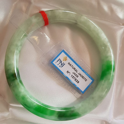 Vòng tay đá ngọc Cẩm Thạch Tự Nhiên Đậu Lý AI Sao 61mm x cọng 9mm Vòng kiểm định P No 157829 Natural Jadeite Xanh Đậu Lý bông bông sáng đều đẹp sang Màu Xanh Đậu Lý bông bông sáng đều đẹp sang ạ