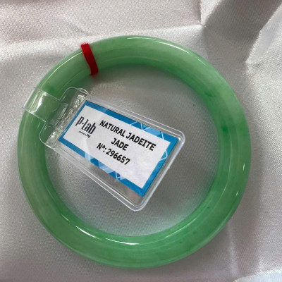 Vòng Cẩm Thạch Tự Nhiên Kiểm Định P Lab No 296657 Vip Sịn Ni 52mm x Chột 8mm Màu Xanh Lý Trắng nhẹ đều bóng mượt các Chị tay lên tay đẹp xuất sắc sịn sang xinh lắm nữ 50kg - 56kg đeo ạ