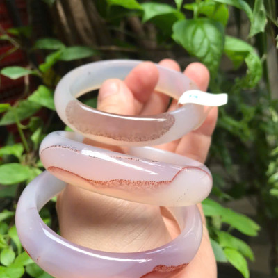 Vòng Mã Não Chu Sa Bản Hẹ Vân Ni 58mm Cao 15mm Dầy 7mm Màu Trắng Bóng Vân Nâu đẹp xinh xắn Nữ 55kg - 63kg đeo ạ