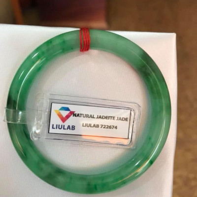 CHIẾC VÒNG NỮ LÝ VÂN A SỊN 49MM KÈM GIẤY KIỂM ĐỊNH LIULAB No 722674  CHẤT LIỆU 100% ĐÁ CẨM THẠCH THIÊN NHIÊN  MÀU XANH LÝ VÂN TƯƠI ĐẸP NỮ 45KG-51KG ĐEO SANG TAY Ạ