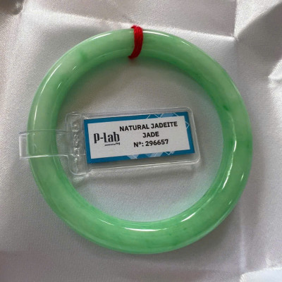 Vòng Cẩm Thạch Tự Nhiên Kiểm Định P Lab No 296657 Vip Sịn Ni 52mm x Chột 8mm Màu Xanh Lý Trắng nhẹ đều bóng mượt các Chị tay lên tay đẹp xuất sắc sịn sang xinh lắm nữ 50kg - 56kg đeo ạ