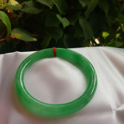 Vòng cẩm thạch Lý Nở 53  Size vòng 53mm x Dầy 7,2mm màu Xanh lá Tươi bóng đều đẹp quá  Nữ mệnh Mộc Hỏa 52kg - 60kg đeo đẹp ạ