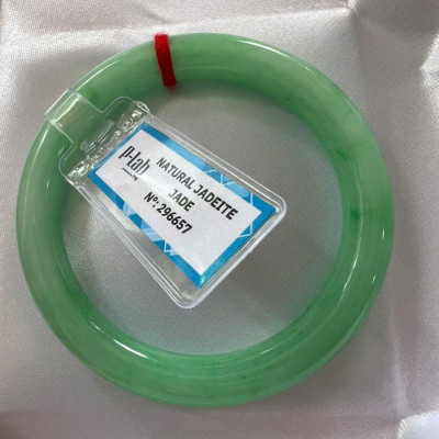 Vòng Cẩm Thạch Tự Nhiên Kiểm Định P Lab No 296657 Vip Sịn Ni 52mm x Chột 8mm Màu Xanh Lý Trắng nhẹ đều bóng mượt các Chị tay lên tay đẹp xuất sắc sịn sang xinh lắm nữ 50kg - 56kg đeo ạ