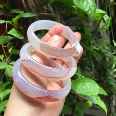 Vòng Mã Não Chu Sa Bản Hẹ Vân Ni 58mm Cao 15mm Dầy 7mm Màu Trắng Bóng Vân Nâu đẹp xinh xắn Nữ 55kg - 63kg đeo ạ