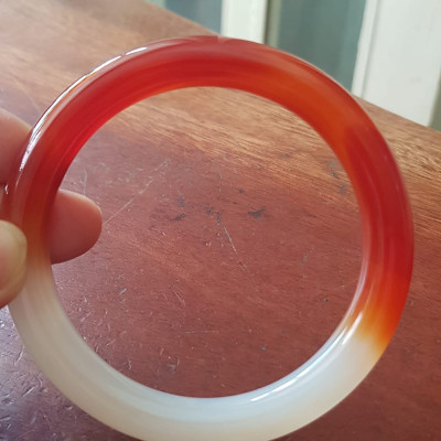 Vòng tay đá mã não rẻ đẹp Đỏ đậm đẹp 1 bên trắng 1 bên Vòng Ni 60mm x chột to 10mm Nữ 60kg - 75kg đeo rất xinh tay ạ