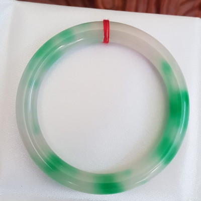 Vòng tay nữ đá Cẩm Thạch tự nhiên mới TR LÝ A Sịn 52mm x chột 8mm Vòng màu trắng vân xanh lý bóng đẹp nữ 50kg - 54kg đeo  ạ