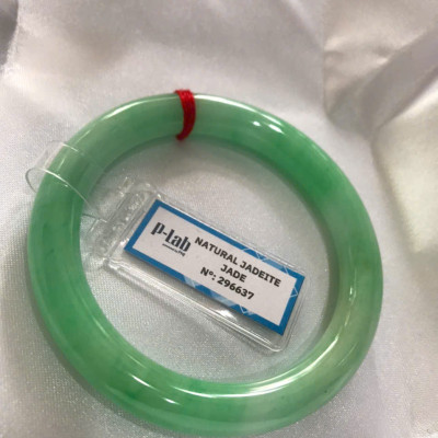 Chiếc Vòng Tay Đá Ngọc Cẩm Thạch Tự Nhiên Vip Lý Đẹp Ni 53mm x chột 8,2mm kiểm định kèm giấy chứng nhận P Lab Ni 296637 Màu Xanh Lý Tươi trắng xanh nhẹ bóng mượt sịn sang nữ 52kg - 60kg đeo ạ