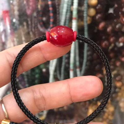 CHIẾC VÒNG TAY MẮN MẮN LU THỐNG ĐỎ ĐỎ ĐẬM TRÒN HẠT TO ĐẬM ĐẸP  CHẤT LIỆU ĐÁ MÃ NÃO DÂY ĐỎ DÂY ĐEN CÓ KHOEN MỚI CHỈNH THEO TAY  HỢP MỆNH HỎA MỆNH THỔ Ạ