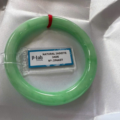 Vòng Cẩm Thạch Tự Nhiên Kiểm Định P Lab No 296657 Vip Sịn Ni 52mm x Chột 8mm Màu Xanh Lý Trắng nhẹ đều bóng mượt các Chị tay lên tay đẹp xuất sắc sịn sang xinh lắm nữ 50kg - 56kg đeo ạ