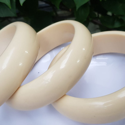 Vòng Tay Nam Giả Ngà hay gọi Xương Mỹ Nghệ Ni to 72mm x cao 22mm x dầy 10mm Nam tay tròn đeo tầm 80kg - 90kg hơn đeo ạ