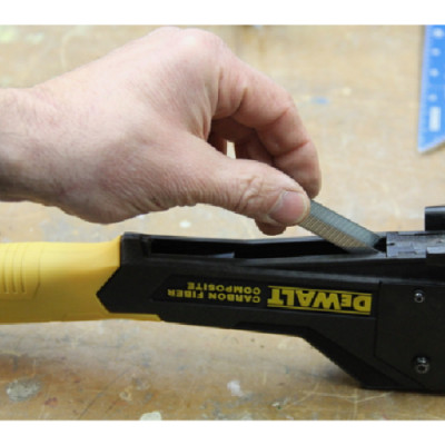 Bấm kim DEWALT, sợi carbon (DWHT75900), 0.7kg| Chính hãng