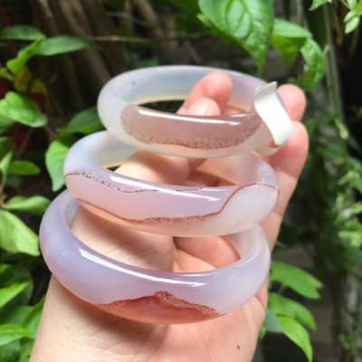 Vòng Mã Não Chu Sa Bản Hẹ Vân Ni 58mm Cao 15mm Dầy 7mm Màu Trắng Bóng Vân Nâu đẹp xinh xắn Nữ 55kg - 63kg đeo ạ