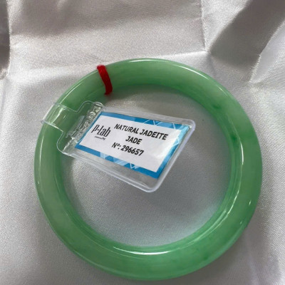 Vòng Cẩm Thạch Tự Nhiên Kiểm Định P Lab No 296657 Vip Sịn Ni 52mm x Chột 8mm Màu Xanh Lý Trắng nhẹ đều bóng mượt các Chị tay lên tay đẹp xuất sắc sịn sang xinh lắm nữ 50kg - 56kg đeo ạ