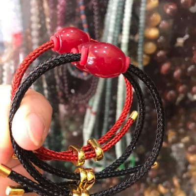 CHIẾC VÒNG TAY MẮN MẮN LU THỐNG ĐỎ ĐỎ ĐẬM TRÒN HẠT TO ĐẬM ĐẸP  CHẤT LIỆU ĐÁ MÃ NÃO DÂY ĐỎ DÂY ĐEN CÓ KHOEN MỚI CHỈNH THEO TAY  HỢP MỆNH HỎA MỆNH THỔ Ạ