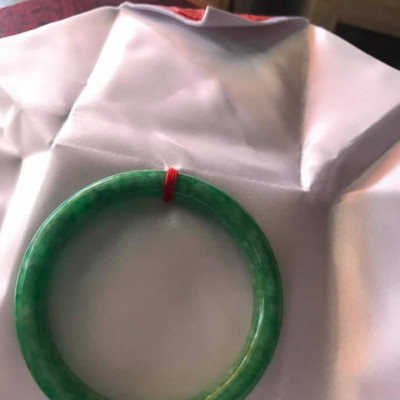 CHIẾC VÒNG ĐÁ CẨM THẠCH XANH ĐẬU A 53MM MÀU XANH BÔNG TRẮNG NỮ 51KG ĐẾN 60KG Ạ