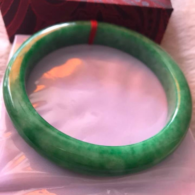 VÒNG TAY NAM ĐÁ CẨM THẠCH BẢN HẸ CỒ LÝ Size LỚN 68MM x Cao 12mm x Dầy 10mm  MÀU XANH LÁ ĐẬM BÓNG ĐỀU ĐẸP  NAM MỆNH MỘC HOẢ 80Kg Đến 95Kg ĐEO ĐẸP Ạ