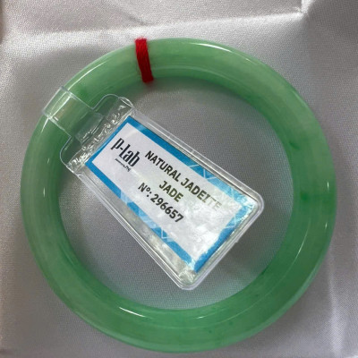 Vòng Cẩm Thạch Tự Nhiên Kiểm Định P Lab No 296657 Vip Sịn Ni 52mm x Chột 8mm Màu Xanh Lý Trắng nhẹ đều bóng mượt các Chị tay lên tay đẹp xuất sắc sịn sang xinh lắm nữ 50kg - 56kg đeo ạ