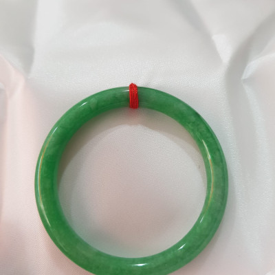 Vòng Tay Đá Cẩm Thạch Đậu 50mm x 7mm đẹp  Màu Xanh Ngọc Đậu đều đẹp Hợp mệnh Hỏa Mộc Thủy  Nữ cân nặng 50kg - 55kg đeo đẹp ạ