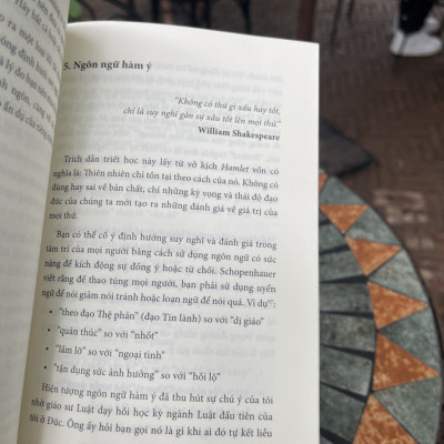 THUẬT THAO TÚNG: Góc Tối Ẩn Sau Mỗi Câu Nói - Wladislaw Jachtchenko - Vũ Trung Phi Yến dịch -  Bloom Books - AZ Việt Nam – bìa mềm